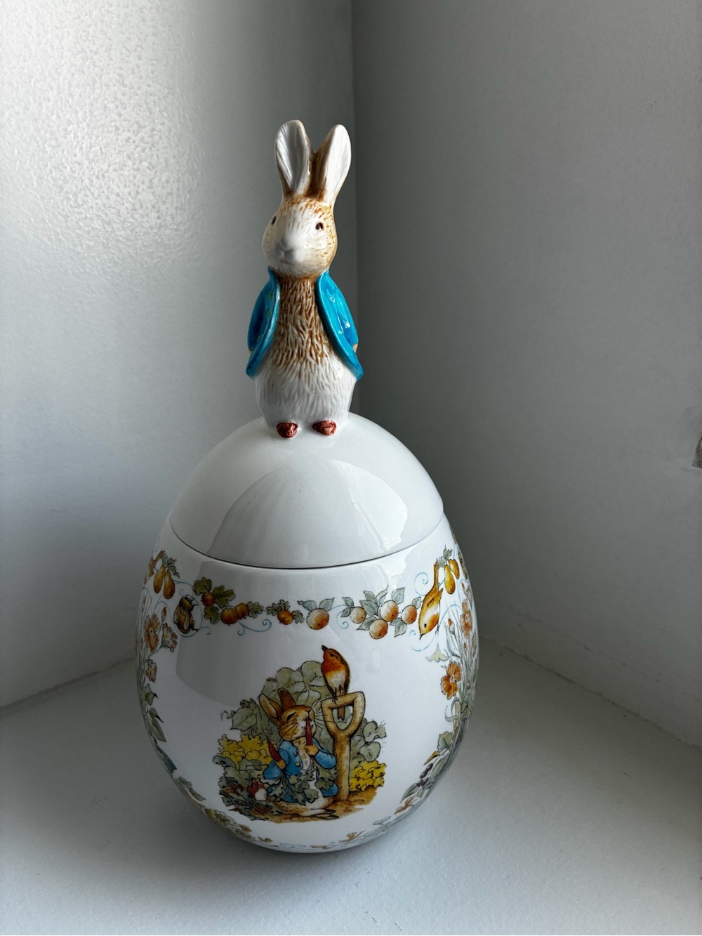 Vintage 1996 Peter Rabbit Ceramic Egg